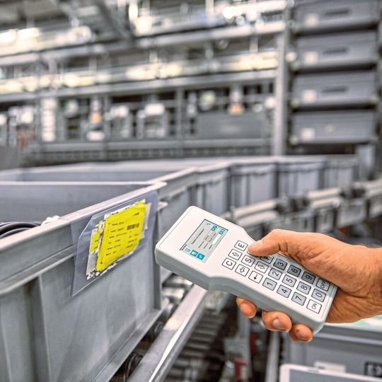 Applikationsbeispiel Logistik: Ein ergonomisches Handheld-Gehäuse mit gut lesbarem Display und einer zuverlässigen Bedienung unterstützt den Lageristen bei der Arbeit. Applikationsbeispiel Logistik: Ein ergonomisches Handheld-Gehäuse mit gut lesbarem Display und einer zuverlässigen Bedienung unterstützt den Lageristen bei der Arbeit.