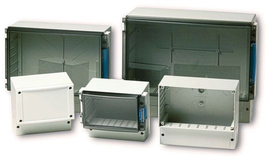 Die Cardmaster-Gehäusereihe von Fibox schützt Geräte zur Messung, Überwachung und Prozesskontrolle. Die Cardmaster-Gehäusereihe von Fibox schützt Geräte zur Messung, Überwachung und Prozesskontrolle.