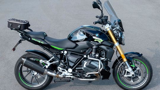 Die dynamisch auftretende BMW R 1250 R wurde von Hornig mit einigen neuen Gadgets ausgestattet. Die dynamisch auftretende BMW R 1250 R wurde von Hornig mit einigen neuen Gadgets ausgestattet.