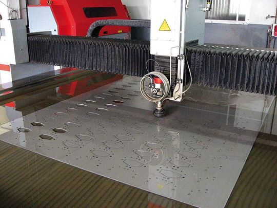 Wasserstrahlschneiden gilt als flexibles Schneidverfahren für unterschiedliche Werkstoffe und große Materialdicken; Anwender schätzen vor allem die einfache Bedienung und die hervorragende Schnittqualität. Bilder: Kuhn Wasserstrahlschneiden gilt als flexibles Schneidverfahren für unterschiedliche Werkstoffe und große Materialdicken; Anwender schätzen vor allem die einfache Bedienung und die hervorragende Schnittqualität. Bilder: Kuhn