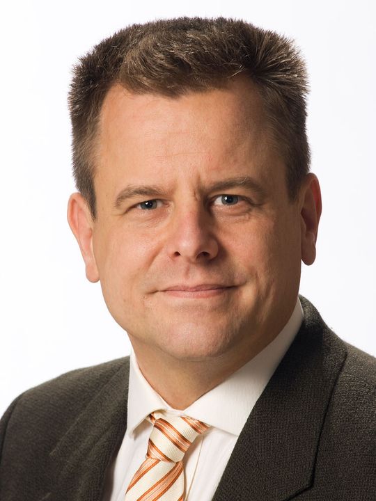 Dr. Stefan Schwarz leitet den Bereich Industry/Business Consulting und Solutions bei Teradata. Er unterstützt Kunden von Teradata dabei, einen strategischen Nutzen durch Big Data- und Analytics-Technologien zu erreichen.