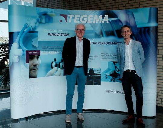Die Kooperation zwischen Physik Instrumente und dem Systemanbieter Tegema soll die Produktion integrierter photonischer Schaltkreise beschleunigen (v.l.): Dick Moermann (Managin Director PI Benelux) und Pierre van Lamsweeden (Managin Director Tegema) haben die Kooperation beschlossen. Die Kooperation zwischen Physik Instrumente und dem Systemanbieter Tegema soll die Produktion integrierter photonischer Schaltkreise beschleunigen (v.l.): Dick Moermann (Managin Director PI Benelux) und Pierre van Lamsweeden (Managin Director Tegema) haben die Kooperation beschlossen.