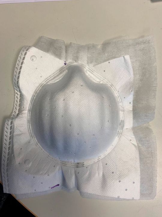 Die Masken nach dem Tiefziehen und Verschweißen der Ränder mit Ultraschall.