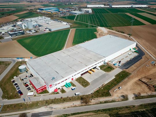 Die Lagerfläche im Logistikzentrum von Bergfreunde hat sich durch den Anbau mehr als verdoppelt. Die Lagerfläche im Logistikzentrum von Bergfreunde hat sich durch den Anbau mehr als verdoppelt.