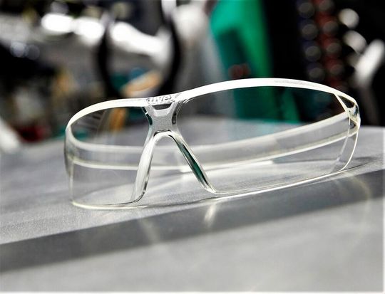 Schnelle Hilfe gegen die Ausbreitung des Covid-19-Virus wollen auch Arburg, Uvex und Ems-Chemie leisten. Und zwar mit der unverzüglich aufgenommenen Massenfertigung solcher Schutzbrillen der Marke Uvex aus einem transparenten Polyamid. Man reagiere damit auf Bitten von Medizinern. Die Brillen werden künfig Ärzte, Krankenpfleger und Rettungsdienstpersonal vor Ansteckung über die Augenschleimhaut schützen. Schnelle Hilfe gegen die Ausbreitung des Covid-19-Virus wollen auch Arburg, Uvex und Ems-Chemie leisten. Und zwar mit der unverzüglich aufgenommenen Massenfertigung solcher Schutzbrillen der Marke Uvex aus einem transparenten Polyamid. Man reagiere damit auf Bitten von Medizinern. Die Brillen werden künfig Ärzte, Krankenpfleger und Rettungsdienstpersonal vor Ansteckung über die Augenschleimhaut schützen.