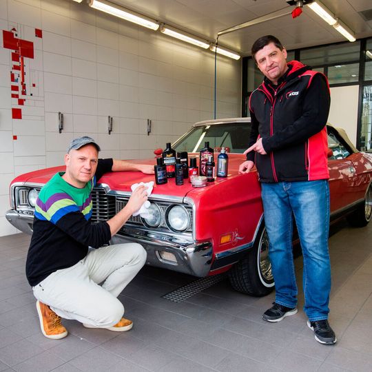 Lackpolituren im Test: Lars Busemann (li.) , Testredakteur bei „ Autobild“, und Thomas Schuster von der KÜS haben neue Produkte auf ihre Leistungsfähigkeit getestet. Lackpolituren im Test: Lars Busemann (li.) , Testredakteur bei „ Autobild“, und Thomas Schuster von der KÜS haben neue Produkte auf ihre Leistungsfähigkeit getestet.