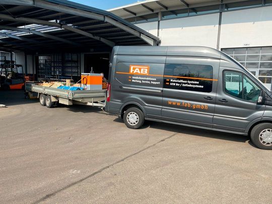 Die technische Ausrüstung wurde auf einen Anhänger gepackt und dann ging's ab in die Home-Werkstatt.