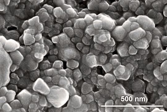 Rasterelektronenmikroskopisches Bild der lipidbedeckten Nanopartikel bei 150.000-facher Vergrößerung. Rasterelektronenmikroskopisches Bild der lipidbedeckten Nanopartikel bei 150.000-facher Vergrößerung.