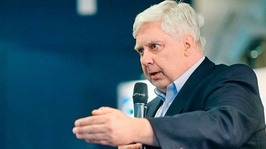 Robin Bradley, Herausgeber der „International Dealer News", auf einer ACEM-Konferenz in Brüssel. Robin Bradley, Herausgeber der „International Dealer News", auf einer ACEM-Konferenz in Brüssel.