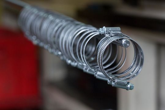 Diese Torro-Schlauchschellen werden jetzt in Polen unter anderem in Zügen eingesetzt. Diese, und weitere Norma-Group-Produkte, bringen bestehende Transportmittel jetzt auf den neuesten Standard, heißt es. Diese Torro-Schlauchschellen werden jetzt in Polen unter anderem in Zügen eingesetzt. Diese, und weitere Norma-Group-Produkte, bringen bestehende Transportmittel jetzt auf den neuesten Standard, heißt es.