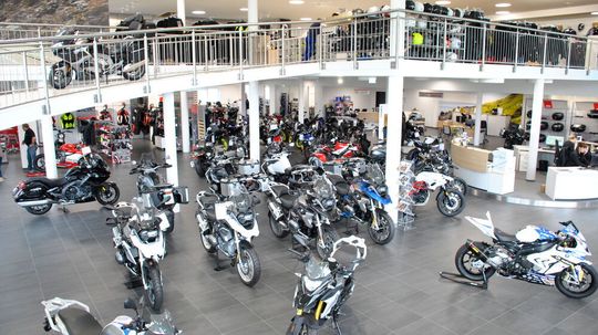 Viel Platz, um die Abstandsregel einzuhalten: Motorradhändler wie Holzleitner in oberbayrischen Winhöring, sehen sich gerüstet, die Corona-Hygienevorschriften einzuhalten. Sorgen bereiten im Moment die vielerorts geschlossenen Zulassungsämter. Viel Platz, um die Abstandsregel einzuhalten: Motorradhändler wie Holzleitner in oberbayrischen Winhöring, sehen sich gerüstet, die Corona-Hygienevorschriften einzuhalten. Sorgen bereiten im Moment die vielerorts geschlossenen Zulassungsämter.