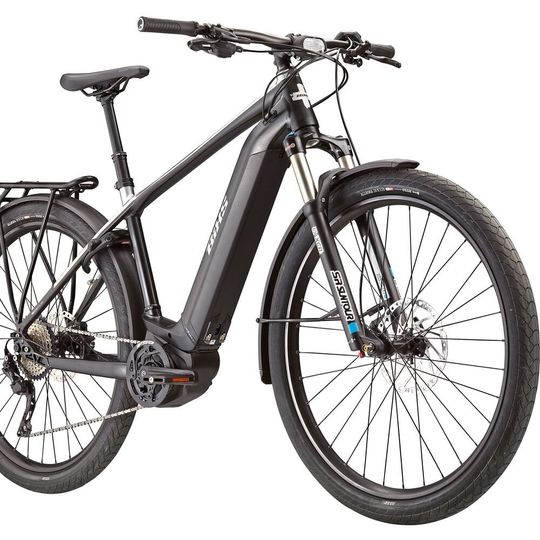 Des roues de 29 pouces avec des jantes larges, une fourche à suspension pneumatique avec des montants de 34 mm d'épaisseur, des tiges courtes et un large guidon donnent une expérience de conduite stable comme sur un Mountainbike. Des roues de 29 pouces avec des jantes larges, une fourche à suspension pneumatique avec des montants de 34 mm d'épaisseur, des tiges courtes et un large guidon donnent une expérience de conduite stable comme sur un Mountainbike.