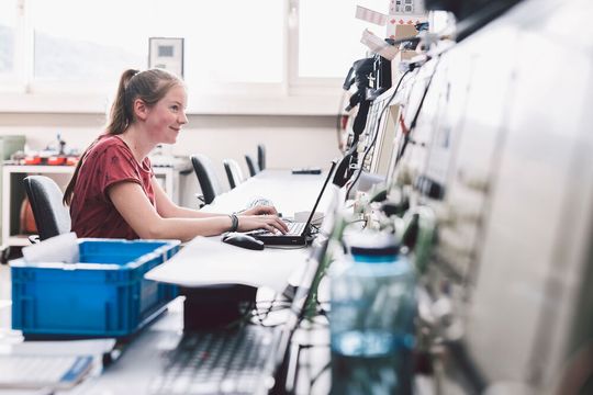 Bei EBM-Papst arbeiten die Auszubildenden in Schichten. Bei EBM-Papst arbeiten die Auszubildenden in Schichten.