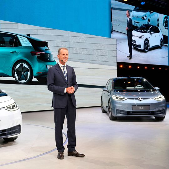 „Der ID 3 ist unser wichtigstes Projekt, um die CO2-Ziele in der EU 2020 und 2021 erfüllen zu können“, sagt Volkswagen-Chef Herbert Diess. „Der ID 3 ist unser wichtigstes Projekt, um die CO2-Ziele in der EU 2020 und 2021 erfüllen zu können“, sagt Volkswagen-Chef Herbert Diess.