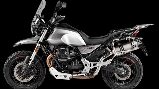 Für die Moto Guzzi V85 TT, Reiseenduro für Freizeit und Abenteuer, ist nun eine Akrapovič-Auspuffanlage erhältlich. Für die Moto Guzzi V85 TT, Reiseenduro für Freizeit und Abenteuer, ist nun eine Akrapovič-Auspuffanlage erhältlich.