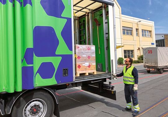 Mit einer Spende von 50.000 Liter Desinfektionsmittel und von 40.000 Schutzmasken hilft Merck in Damrstadt bei der Bekämpfung der Corona-Pandemie.