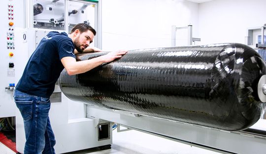 Kautex kann faserverstärkte 320-l-Wasserstoff-Liner im Blasformverfahren herstellen. Hier ein Exemplar bei der Begutachtung durch einen Kautex-Experten. Kautex kann faserverstärkte 320-l-Wasserstoff-Liner im Blasformverfahren herstellen. Hier ein Exemplar bei der Begutachtung durch einen Kautex-Experten.