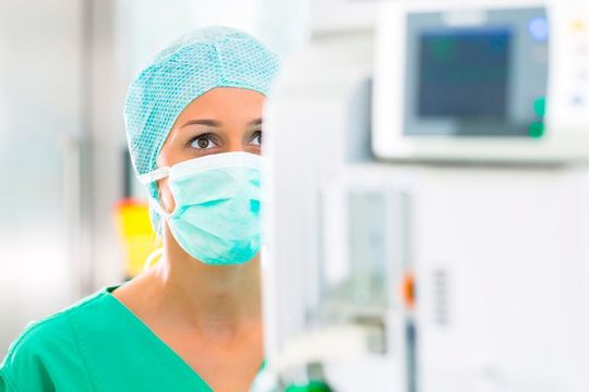 Mit seinen Projektpartnern hat sich das Fraunhofer IPT das Ziel gesteckt, in nur vier Wochen eine Produktionsanlage für MNS-Masken aufzubauen. Mit seinen Projektpartnern hat sich das Fraunhofer IPT das Ziel gesteckt, in nur vier Wochen eine Produktionsanlage für MNS-Masken aufzubauen.