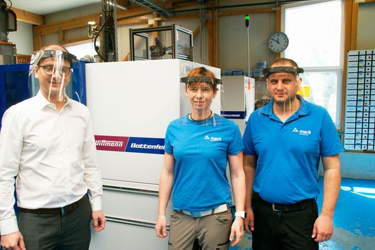 Von links: Rainer Weingraber, Geschäftsführer Wittmann-Battenfeld, Stefanie Bettel, Geschäftsführerin von Mack, Patrick Scheibenreiter, Gewerblicher Geschäftsführer und Prokurist Mack, mit der ab Mai bei Mack bestellbaren Covid-19-Gesichtsschutzmaske.