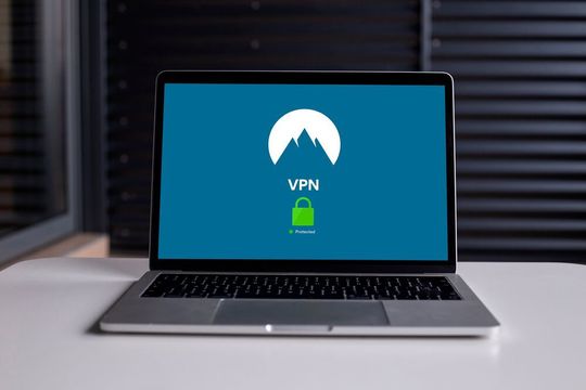 Im Homeoffice wird das Thema Security gern vernachlässigt. Via VPN lässt sich eine sichere Verbindnung zum Firmennetzwerk herstellen. Im Homeoffice wird das Thema Security gern vernachlässigt. Via VPN lässt sich eine sichere Verbindnung zum Firmennetzwerk herstellen.