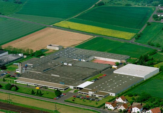 Im Lager in Wenkbach werden mit LFS über 670.000 Reißverschlussvarianten verwaltet. Im Lager in Wenkbach werden mit LFS über 670.000 Reißverschlussvarianten verwaltet.