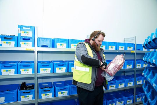 Einzelne Prozessschritte werden entweder per Spracheingabe oder Scan verifiziert. Einzelne Prozessschritte werden entweder per Spracheingabe oder Scan verifiziert.