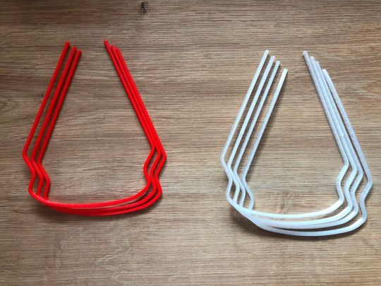 3D-Druck-Muster der Schutzbrillenbügel aus PLA und PC. 3D-Druck-Muster der Schutzbrillenbügel aus PLA und PC.