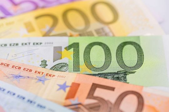 Als Reaktion auf die Coronakrise hat die Bundesregierung die maximale Bezugsdauer für das Kurzarbeitergeld erhöht. Als Reaktion auf die Coronakrise hat die Bundesregierung die maximale Bezugsdauer für das Kurzarbeitergeld erhöht.