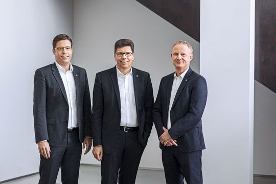 Der Vorstand der Weidmüller Gruppe – v.l.n.r. Dr. Timo Berger, Volker Bibelhausen, André Sombecki – blickt mit einem Umsatzplus von 1 % auf ein durchwachsenes Jahr 2019 zurück. 2020 will das Unternehmen gestärkt aus der Krise hervorgehen.