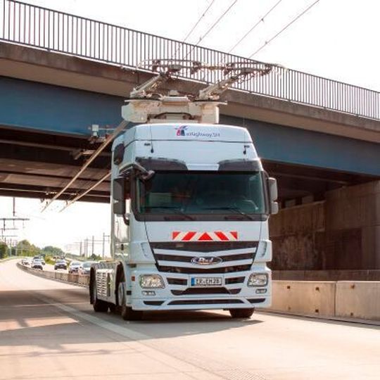 Der E-Highway auf der A1 bei Lübeck liefert in der Versuchsphase positive Ergebnisse. Der E-Highway auf der A1 bei Lübeck liefert in der Versuchsphase positive Ergebnisse.