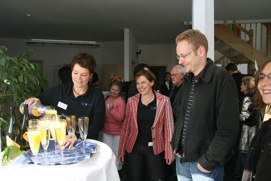Zur Einweihung des ersten eigenen Soft-Consult-Firmengebäudes wurden die Gäste mit Sekt begrüßt. Zur Einweihung des ersten eigenen Soft-Consult-Firmengebäudes wurden die Gäste mit Sekt begrüßt.