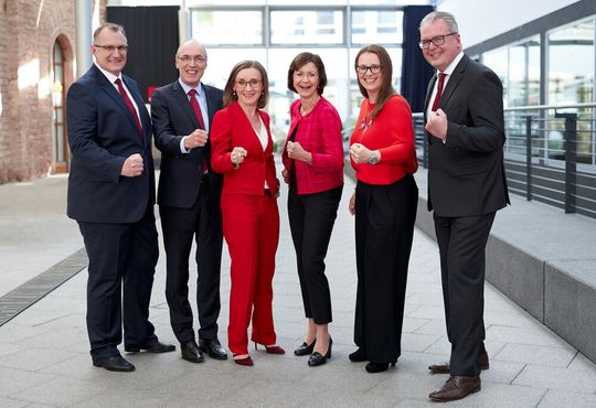 Ralf-Günter Kloß, Pierre Timmermans, Dr. Sigrid Nikutta, Dr. Martina Niemann, Dr. Ursula Biernert und Thorsten Dieter (v. l.) leiten in Zukunft DB Cargo. Ralf-Günter Kloß, Pierre Timmermans, Dr. Sigrid Nikutta, Dr. Martina Niemann, Dr. Ursula Biernert und Thorsten Dieter (v. l.) leiten in Zukunft DB Cargo.