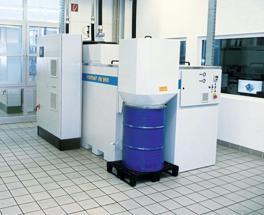 Beim Schleifen von HM- und HSS-Werkzeugen in großindustriellen Dimensionen lohnen sich laut Vomat zentrale Großfilter- beziehungsweise Zentralanlagen zur prozesssicheren Reinigung verschmutzter Schleiföle. Beim Schleifen von HM- und HSS-Werkzeugen in großindustriellen Dimensionen lohnen sich laut Vomat zentrale Großfilter- beziehungsweise Zentralanlagen zur prozesssicheren Reinigung verschmutzter Schleiföle.