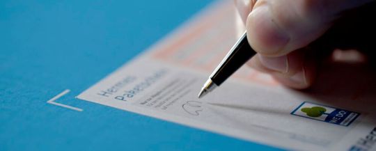 Der Kunde unterschreibt auf dem Label, der Bote fotograiert die Unterschrift und dokumentiert die Transaktion. Der Kunde unterschreibt auf dem Label, der Bote fotograiert die Unterschrift und dokumentiert die Transaktion.