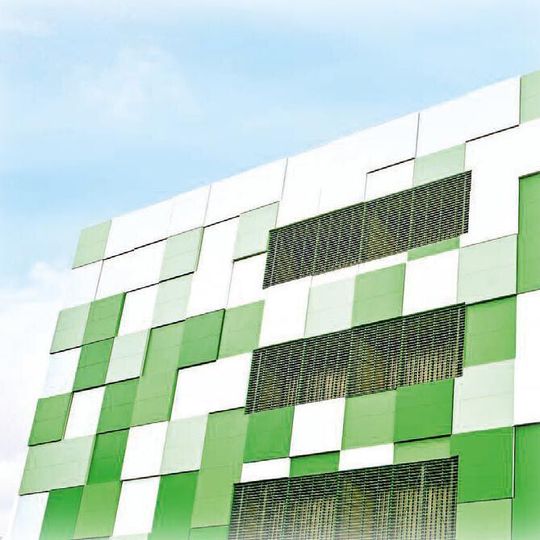 Die Fassade des Maincubes-Rechenzentrums „FRA01“ verbirgt das Cooling-System in den Außenwänden des Datacenter. Die Fassade des Maincubes-Rechenzentrums „FRA01“ verbirgt das Cooling-System in den Außenwänden des Datacenter.