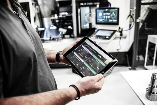 Sandvik Cormant bietet mit Coroplus Machining Insights eine digitales Tool, mit dem man seine Fertigungseffizienz und Gesamtanlageneffektivität optimieren kann. Sandvik Cormant bietet mit Coroplus Machining Insights eine digitales Tool, mit dem man seine Fertigungseffizienz und Gesamtanlageneffektivität optimieren kann.