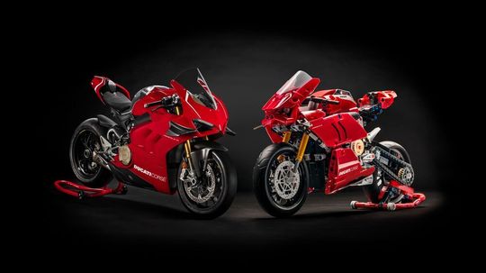 Ab Juni bietet Lego Technic zum Preis von rund 60 Euro einen Bausatz der Ducati Panigale V4 R an. Ab Juni bietet Lego Technic zum Preis von rund 60 Euro einen Bausatz der Ducati Panigale V4 R an.