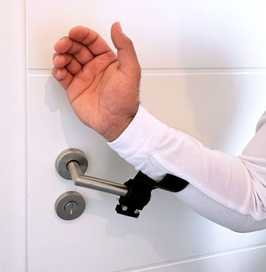 Forearm door openers from Brinkmann and Burwinkel: In the fight against corona, Formenbau Brinkmann from Mühlen joined forces with the neighbouring company Burwinkel to develop a door handle attachment. Doors can be opened and closed with the forearm. The injection moulds required for this were finalised by Brinkmann in an incredible speed of seven days. The daily production capacity is 2500 pieces. Forearm door openers from Brinkmann and Burwinkel: In the fight against corona, Formenbau Brinkmann from Mühlen joined forces with the neighbouring company Burwinkel to develop a door handle attachment. Doors can be opened and closed with the forearm. The injection moulds required for this were finalised by Brinkmann in an incredible speed of seven days. The daily production capacity is 2500 pieces.