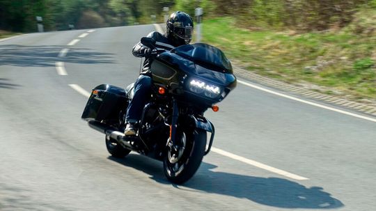 Für die Beschleunigung der inklusive Fahrer knapp eine halbe Tonne schweren Road Glide Special stehen nur 66 kW/90 PS zur Verfügung. Für die Beschleunigung der inklusive Fahrer knapp eine halbe Tonne schweren Road Glide Special stehen nur 66 kW/90 PS zur Verfügung.