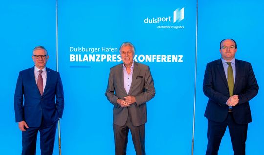Der Vorstand der Duisport-Gruppe: Prof. Thomas Schlipköther, Erich Staake und Markus Bangen (v.l.) halten auf der Pressekonferenz den gebotenen Abstand. Der Vorstand der Duisport-Gruppe: Prof. Thomas Schlipköther, Erich Staake und Markus Bangen (v.l.) halten auf der Pressekonferenz den gebotenen Abstand.