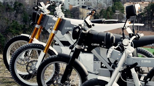Cake heißt der schwedische Hersteller der Kalk-E-Motorräder. Cake heißt der schwedische Hersteller der Kalk-E-Motorräder.