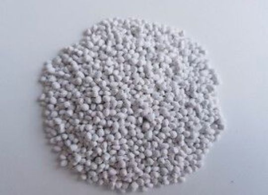 Biologisch abbaubar ist eine neue Generation patentierter Masterbatches, die Cabamix aus Calciumcarbonat und einer Mischung aus biologisch abbaubaren Polymeren entwickelt hat. Carbomax Bio ist der Name. Auch die mechanischen Eigenschaften der damit ausgerüsteten Kunststoffprodukte, etwa Folien, würden sich damit verbessern. Biologisch abbaubar ist eine neue Generation patentierter Masterbatches, die Cabamix aus Calciumcarbonat und einer Mischung aus biologisch abbaubaren Polymeren entwickelt hat. Carbomax Bio ist der Name. Auch die mechanischen Eigenschaften der damit ausgerüsteten Kunststoffprodukte, etwa Folien, würden sich damit verbessern.