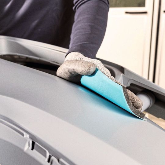 Mit den Novastar-Flex-Schleifmitteln lassen sich auch komplexe Konturen zuverlässig per Hand schleifen. Mit den Novastar-Flex-Schleifmitteln lassen sich auch komplexe Konturen zuverlässig per Hand schleifen.