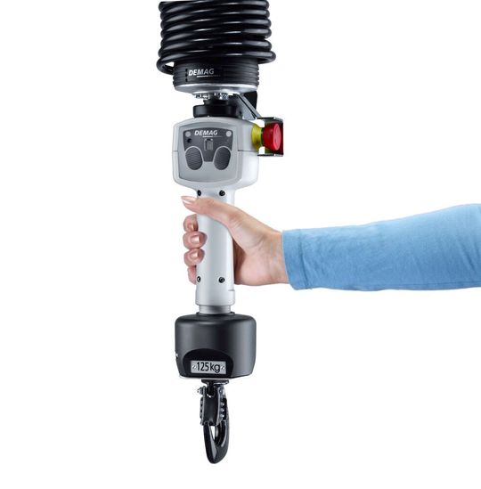 Per ergonomischem Handgriff D-Grip Servo mit integrierter Sensorik lassen sich beispielsweise die vier Lastmodi des Kettenzugs DCBS einstellen.