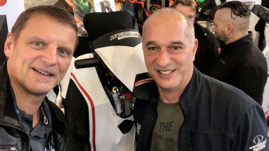 Peter Böck (re.) von Moto-Bike Parts und der Autor auf der Motorradwelt Bodensee 2018. Peter Böck (re.) von Moto-Bike Parts und der Autor auf der Motorradwelt Bodensee 2018.