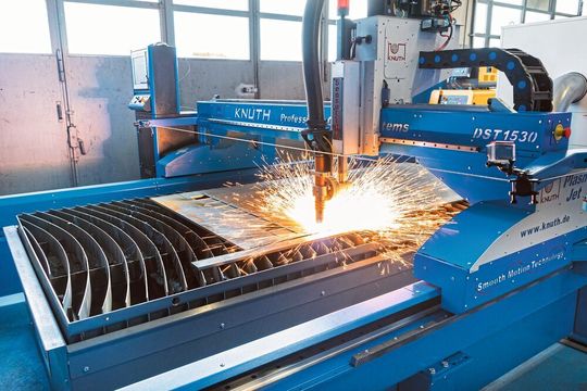 Mit der Plasma-Jet von Knuth hat das Berliner Unternehmen HD-Metalltechnik sich bestens für die Zukunft aufgestellt, heißt es. Weil es nun alle Stahlteile bis 40 mm Dicke selbst schneiden kann, lassen sich Zeit und Geld sparen, so die Erkenntnis. Mit der Plasma-Jet von Knuth hat das Berliner Unternehmen HD-Metalltechnik sich bestens für die Zukunft aufgestellt, heißt es. Weil es nun alle Stahlteile bis 40 mm Dicke selbst schneiden kann, lassen sich Zeit und Geld sparen, so die Erkenntnis.