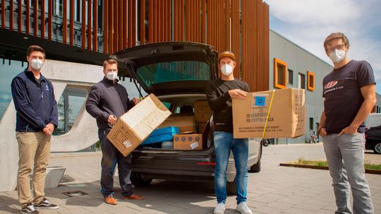 Von rechts nach links: Felix Hafner und Martin Holzmann vom Landratsamt Landsberg, Ralf Jodl und Alexander Barth, Geschäftsführer des SIP Scootershop. Von rechts nach links: Felix Hafner und Martin Holzmann vom Landratsamt Landsberg, Ralf Jodl und Alexander Barth, Geschäftsführer des SIP Scootershop.