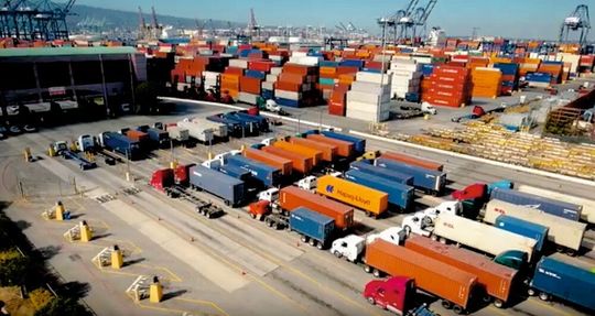 Die Umrüstung der dieselbetriebenen Terminal-Traktoren im Hafen von Long Beach, Kalifornien, auf elektrischen Antrieb ist das größte automatisierte Ladeprogramm für Elektrofahrzeuge aller Häfen der USA.
