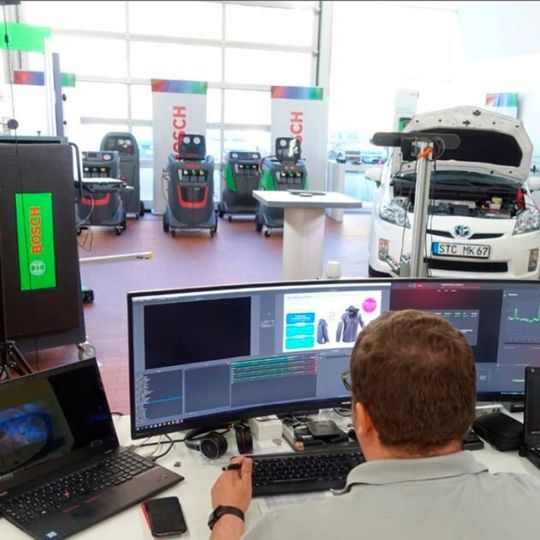 Bosch bringt die Messe ins Netz: Werkstätten können sich jetzt online live über Neuheiten informieren. Bosch bringt die Messe ins Netz: Werkstätten können sich jetzt online live über Neuheiten informieren.
