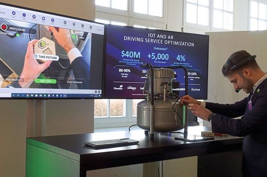 Service in Zeiten der Digitalisierung: Über eine Hololense erhält ein Mitarbeiter Informationen, was im Servicefall zu tun ist. Basis dafür sind digitale Daten und ein digitaler Zwilling im Hintergrund. Service in Zeiten der Digitalisierung: Über eine Hololense erhält ein Mitarbeiter Informationen, was im Servicefall zu tun ist. Basis dafür sind digitale Daten und ein digitaler Zwilling im Hintergrund.